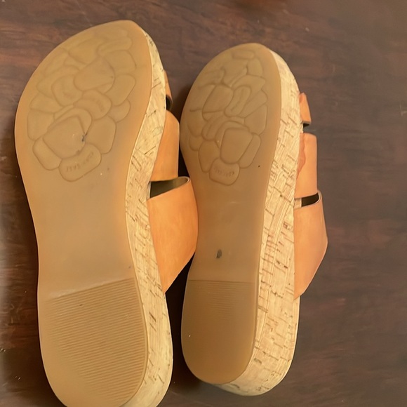 KORK  Ease.  Tan sandals.  Size 9 - Picture 3 of 3